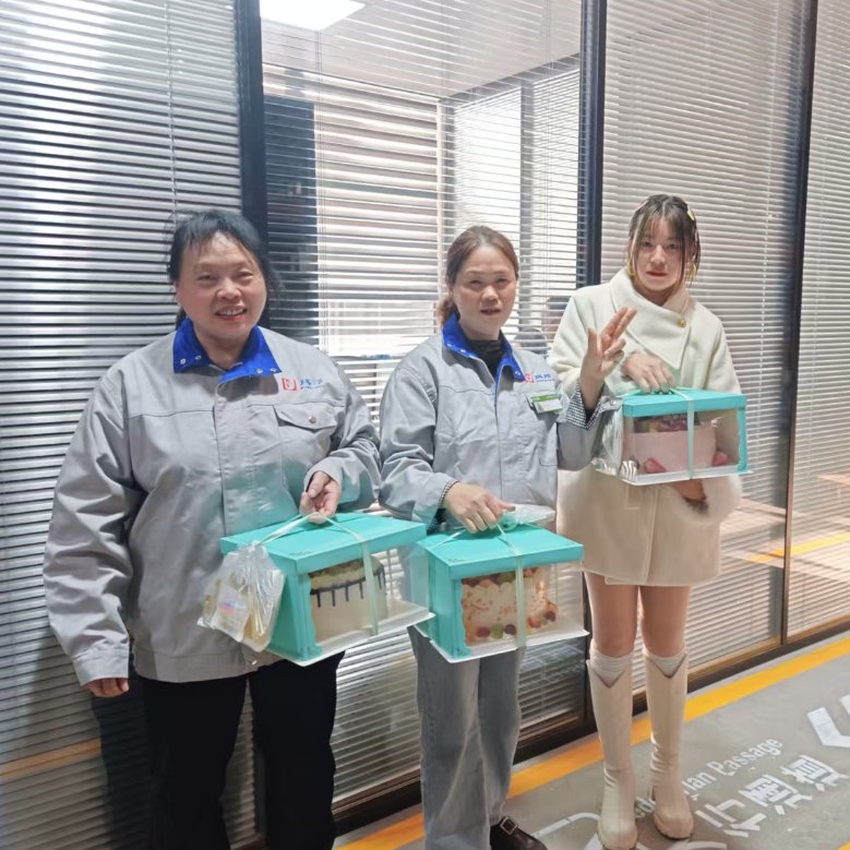 Celebramos a nuestros colegas con un pastel de regalo especial